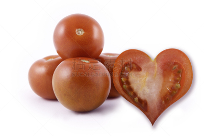 Tomates con forma de corazón aislados sobre fondo blanco