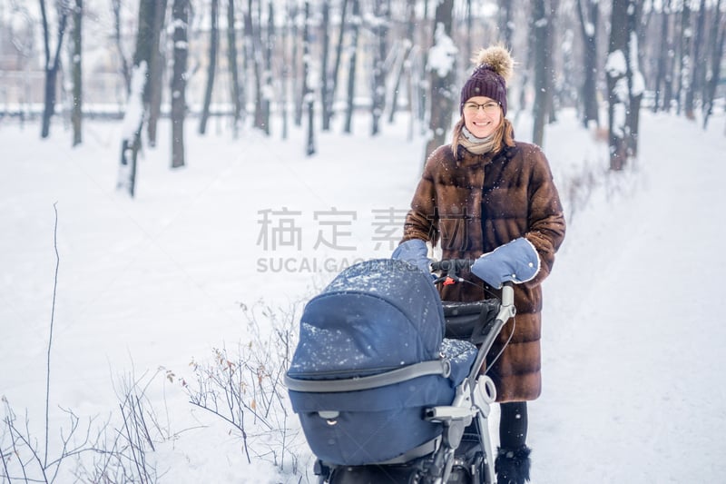 冬天,女人,森林,雪,折叠童车,周末活动,婴儿车,青年人,白色,雪花