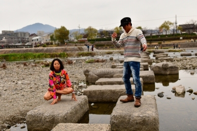 京都府,日本人,鸭川,女人,男人,瑜伽,水平画幅,手倒立,户外,男性