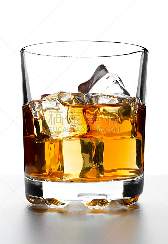 玻璃杯,冰块,威士忌,垂直画幅,褐色,无人,含酒精饮料,冰,饮料,特写