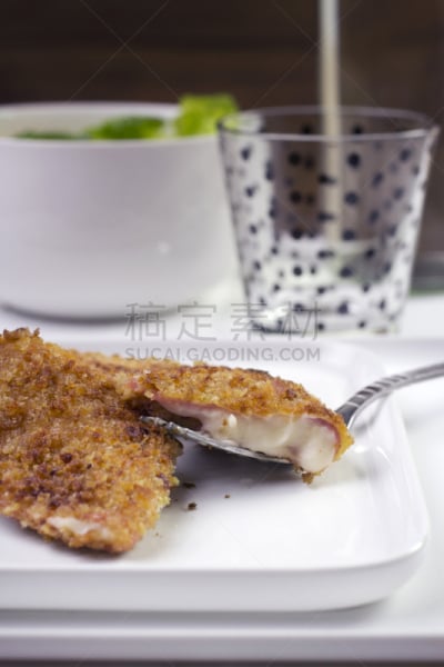 美味,基辅鸡肉卷,米兰式食物,埃曼塔尔干酪,格鲁耶尔干酪,白色酱,瑞士硬干酪,肉豆蔻,垂直画幅,膳食