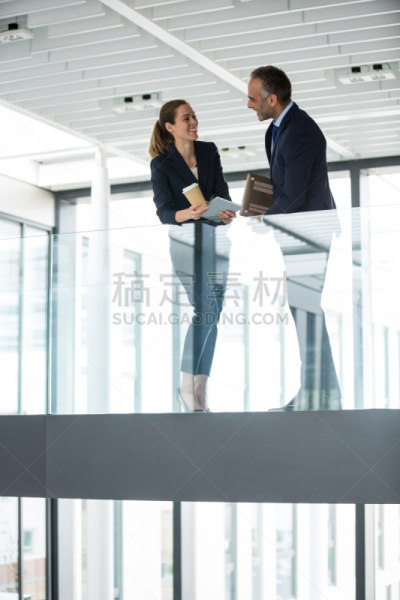 商务,销售主管,一次性杯子,一次性物品,大厅,垂直画幅,智慧,男商人,文档,男性