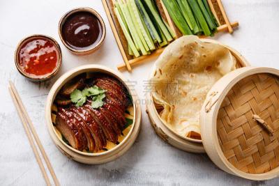 芫荽叶,蒸锅,切片食物,北京鸭,份量,蒸菜,蔬菜叶,洋葱,薄烤饼,烤的