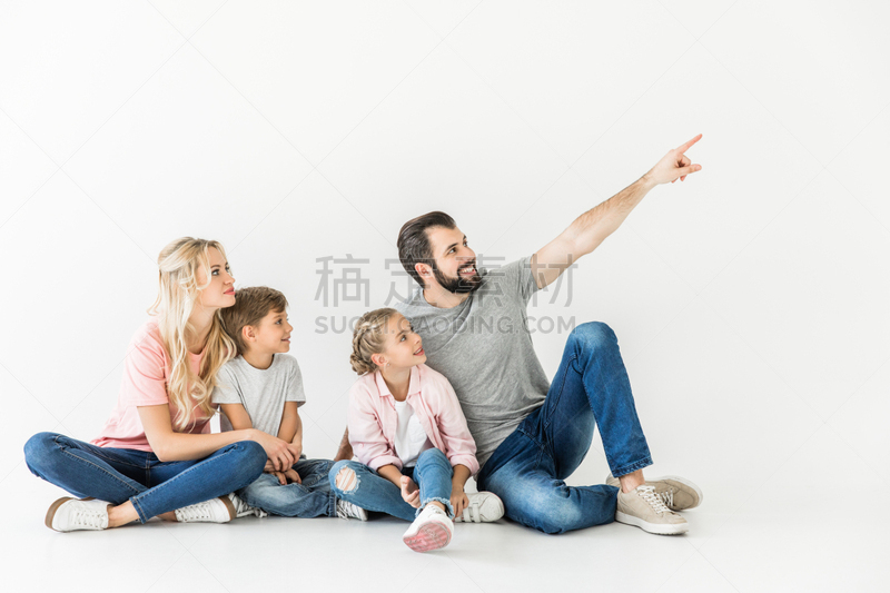 幸福,年轻双亲,留白,水平画幅,父母,符号,青春期前儿童,白人,兄弟姐妹,男性