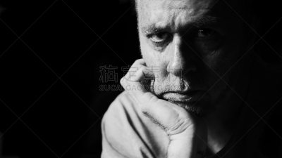 认真的,易接近性,斜靠,下巴,男人,水平画幅,注视镜头,衰老过程