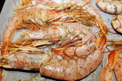 明虾,餐具,红色,格子烤肉,水平画幅,无人,包装蜡纸,海产,特写,食品