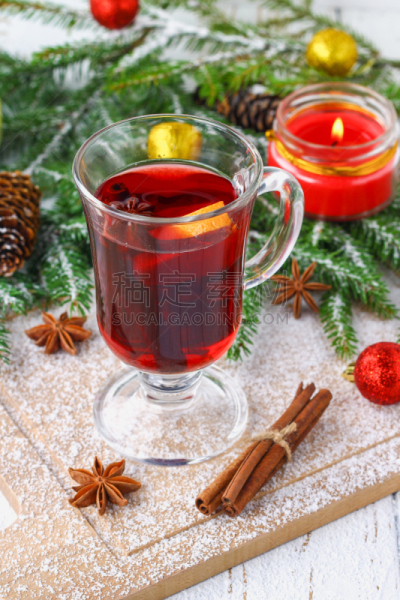 热甜红酒,蜡烛,玻璃杯,羊毛帽,背景,嫩枝,新年前夕,花环,垂直画幅,葡萄酒