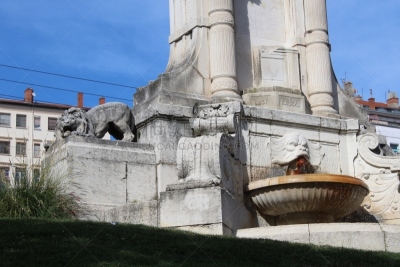 L'un des quartiers mytrhiques de Lyon : ses pentes, ses traboules, le théâtre antique, l'histoire des Canuts et de Jacquard, l'invention du métier à Tisses, les Traboules et une architecture unique