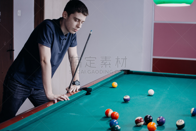 进行中,青年男人,球袋,球,青少年,桌球台,水平画幅,台球,男性,仅成年人