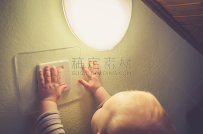 儿童,婴儿,操作开关,打开或关掉,开始按钮,游戏手柄,玩家,留白,家庭生活,男性
