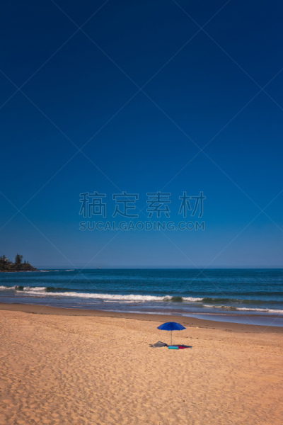 海滩,阳伞,蓝色,垂直画幅,水,天空,留白,宁静,旅游目的地,沙子