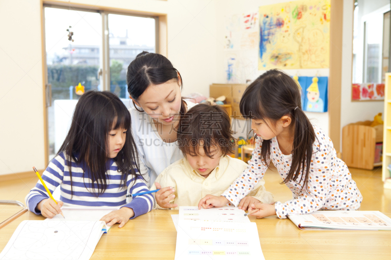 钻孔机,儿童房,三个人,水平画幅,人,幼儿园,婴儿,学生,女孩,友谊