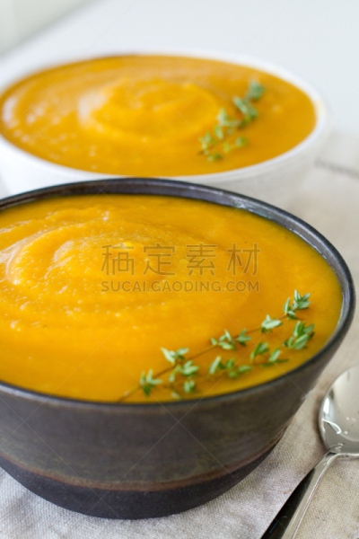 南瓜汤,平视角,垂直画幅,选择对焦,高视角,无人,膳食,特写,南瓜属,装饰菜