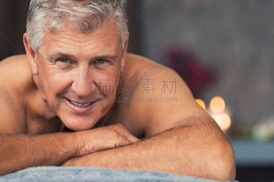 spa美容,老年男人,留白,仅男人,仅成年人,按摩台,人的脸部,身体护理和美容,50到59岁