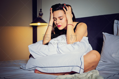 就寝时间,关系紧张,失眠症,床,仅一个中老年女人,暗色,住宅内部