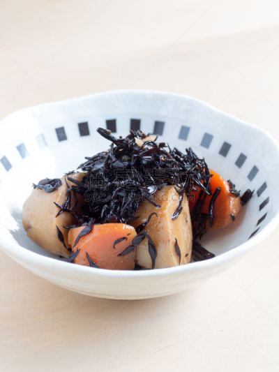 日本食品,自制的,芋头,胡萝卜,精制土豆,焖菜,海藻,银鱼,沙丁鱼,垂直画幅