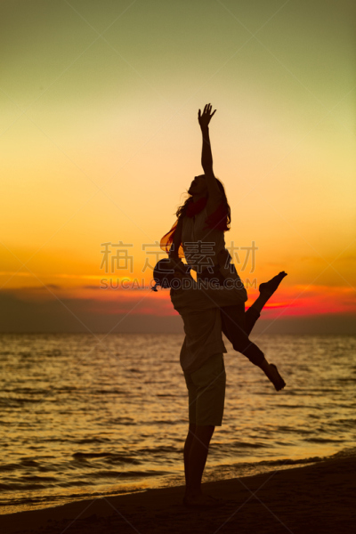海滩,可爱的,伴侣,爱人海滩,新郎,垂直画幅,曙暮光,夏天,男性,亲昵