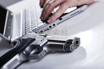 计算机,行窃团伙,选择对焦,笔记本电脑,水平画幅,银色,网络安全防护,男性,仅男人
