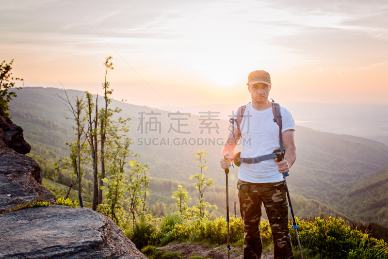 旅行者,在上面,男人,登山杖,山,西里西亚贝斯基德,土路,天空,领导能力,水平画幅