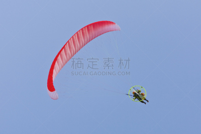 高崖跳伞,天空,休闲活动,水平画幅,降落伞,半空中,陆用车,轻轻浮起,风险,航空业