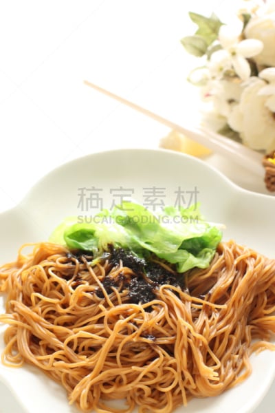 开胃酱,中国食品,牡蛎,面条,捞面,垂直画幅,留白,高视角,无人,白色背景