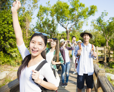 青年人,幸福,徒步旅行,森林,人群,登山杖,休闲活动,水平画幅,美人,旅行者