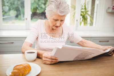 老年女人,信息提示点,休闲活动,水平画幅,牛角面包,家庭生活,早晨,法式食品,饮料