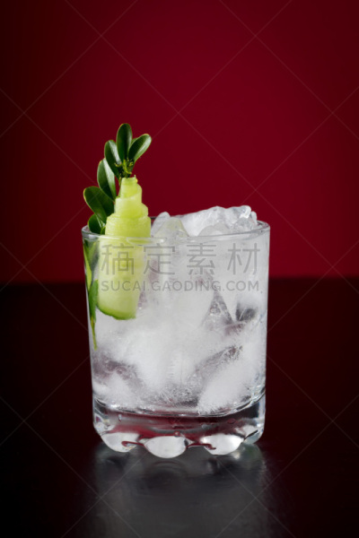 杜松子,黄瓜,鸡尾酒,饮料,冰,稻草,苏打水,薄荷叶,朗姆酒,口渴的