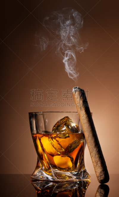 威士忌,玻璃杯,雪茄,垂直画幅,白兰地酒杯,褐色,古老的,古典式,玻璃,鸡尾酒