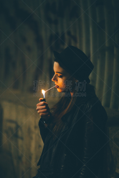 烟,坐在地上,女孩,垂直画幅,艺术家,夜晚,户外,白人,香烟,人的脸部