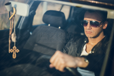 汽车,汽车内部,交通工具内部,皮茄克,韧性,仅男人,肖像,仅一个男人,从容态度,复古风格