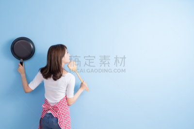 家庭妇女,汤匙,炒菜锅,提举,鞋拔,围裙,后背,背面视角,亚洲,恐惧