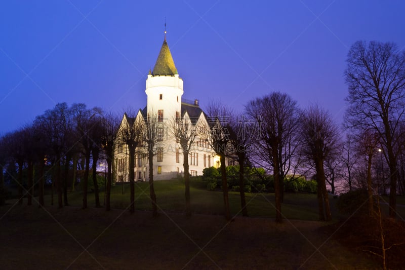 Gamlehaugen es una residencia de la Familia Real Noruega. A su alrededor hay unos amplios jardines y un fiordo. Se encuentra cerca del barrio de Fantoft, en Bergen. Aún recuerdo los buenos ratos que pasé en los jardines y en el fiordo cercano.