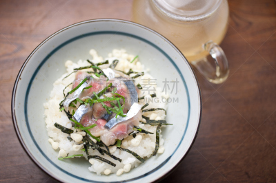 茶泡饭,鱼汤肉汤,紫苏,选择对焦,水平画幅,膳食,特写,海草,装饰菜,生鱼片