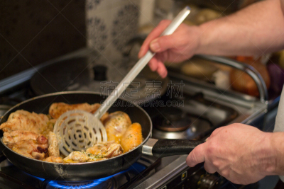 鸡翅,住宅内部,厨房,水平画幅,生食,膳食,煎锅,肉,烤的,白肉