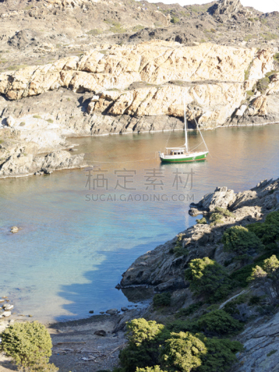 船,地中海,西班牙,海湾,克雷乌斯角,卡达开斯,赫罗纳省,岩石海岸线,游艇比赛,垂直画幅
