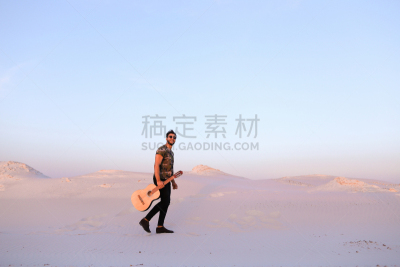 吉他,青年男人,宏伟,沙子,夏天,干的,男性,哈里发国际体育场,热带气候,阿拉伯