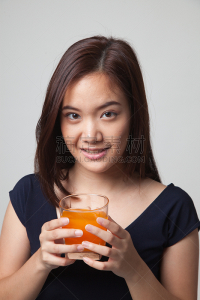 女人,饮料,青年人,橙汁,垂直画幅,灰色,美女,水果,时尚,维生素
