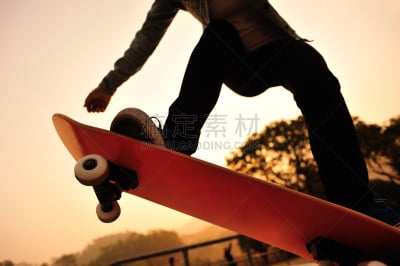 女人,滑板运动,天空,青少年,四肢,腿,仅成年人,滑板,青年人,运动