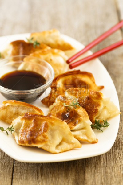 饺子,垂直画幅,芳香的,素食,开胃品,膳食,大豆,塞满了的,开胃酱,击球