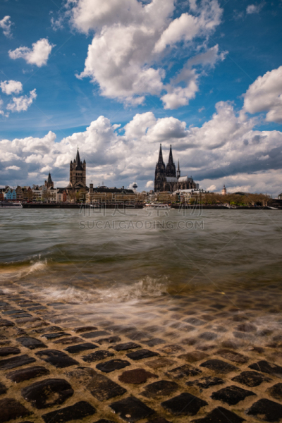 Ein Kölner Panorama während eines wolkigen Sommertages während der Mittagszeit am Rheinboulevard.