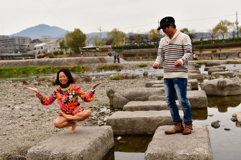 鸭川,京都府,日本人,女人,男人,瑜伽,垫脚石,水平画幅,户外,男性