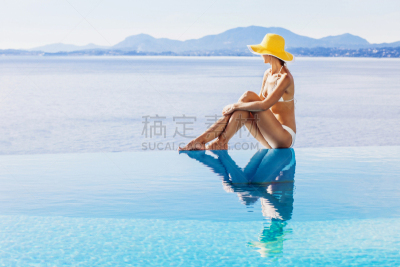 无边际泳池,青年女人,日光,假日别墅,天空,留白,休闲活动,健康,夏天,仅成年人