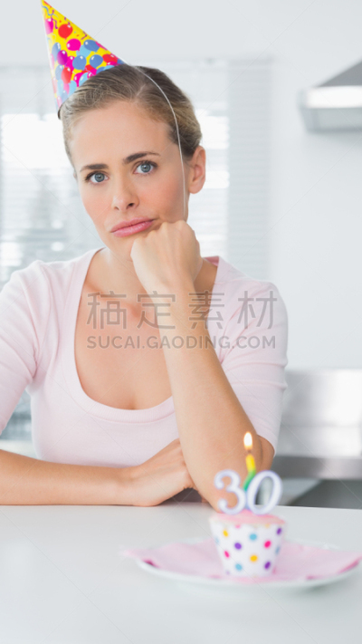 第三十岁的生日,女人,不高兴的,派对帽,垂直画幅,美,30到39岁,注视镜头,衰老过程,美人