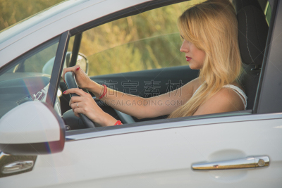 女孩,汽车,驾车,女人,车轮,水平画幅,陆用车,户外,唇膏,驾驶执照