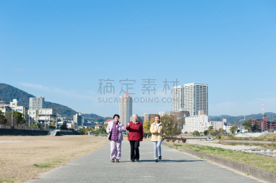 老年女人,友谊,天空,水平画幅,伴侣,人群,户外,草,日本人,兵库县