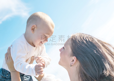 男婴,夏天,儿童,母亲,蓝色,天空,白昼,背景聚焦,正下方视角,投