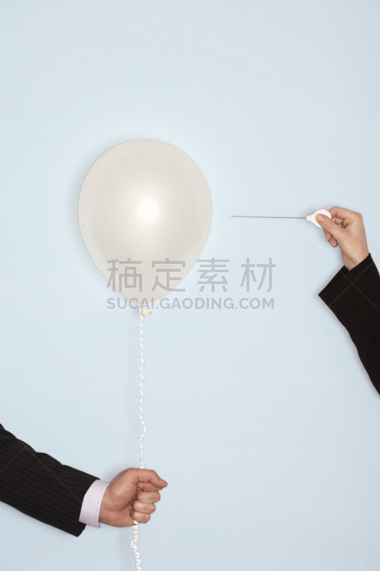 蓝色背景,手,气球,针,垂直画幅,女人,恶作剧,蓝色,抽象,人