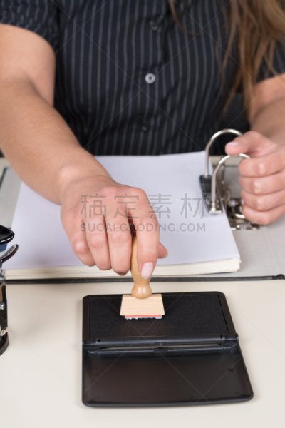 女人,橡皮章,档案管理员,垂直画幅,办公室,忙碌,白人,文档,仅成年人,部分