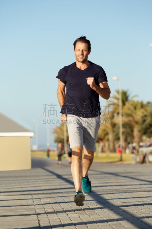 户外,全身像,慢跑,男人,垂直画幅,正面视角,美,30到39岁,留白